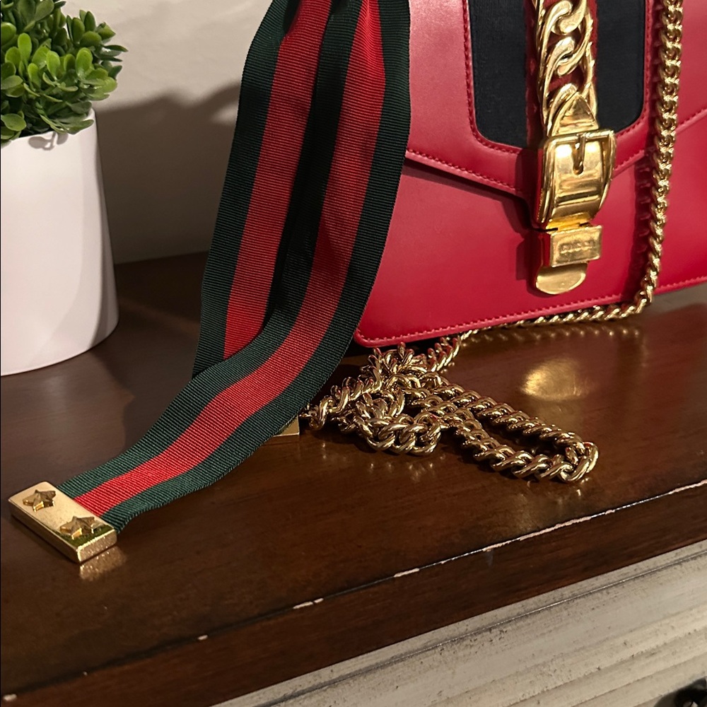 Gucci Red Sylvie Shoulder bag - Picture 2 of 13